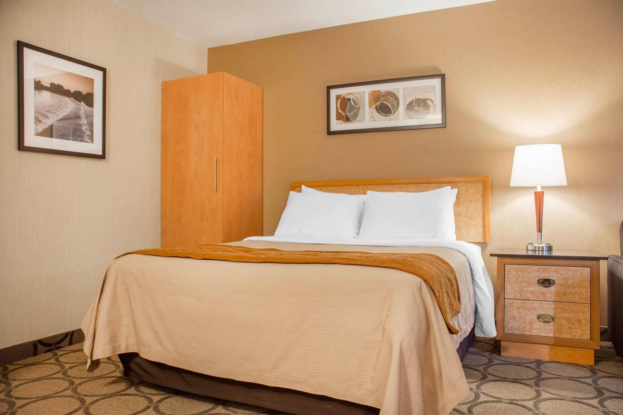 Comfort Inn Брантфорд Экстерьер фото